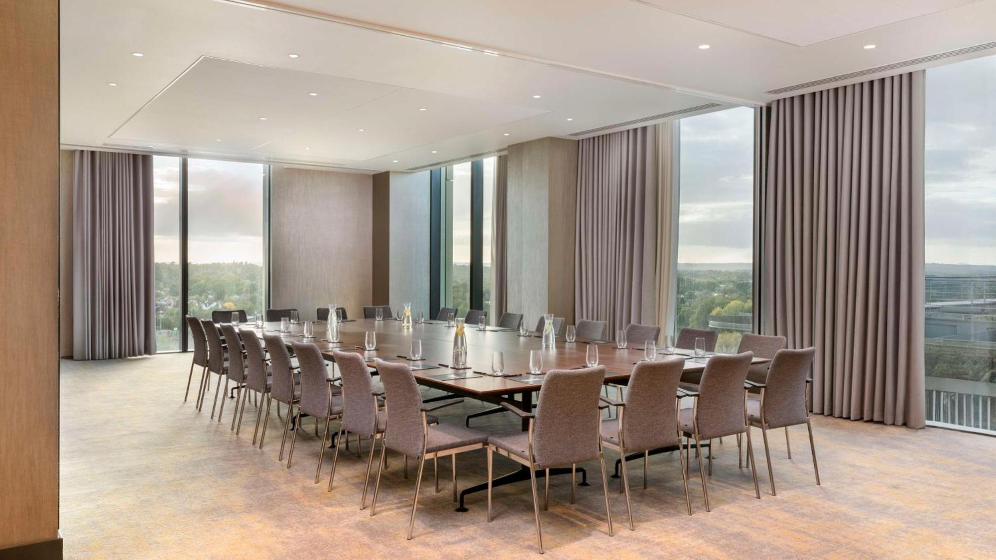 Hilton Woking 호텔 외부 사진