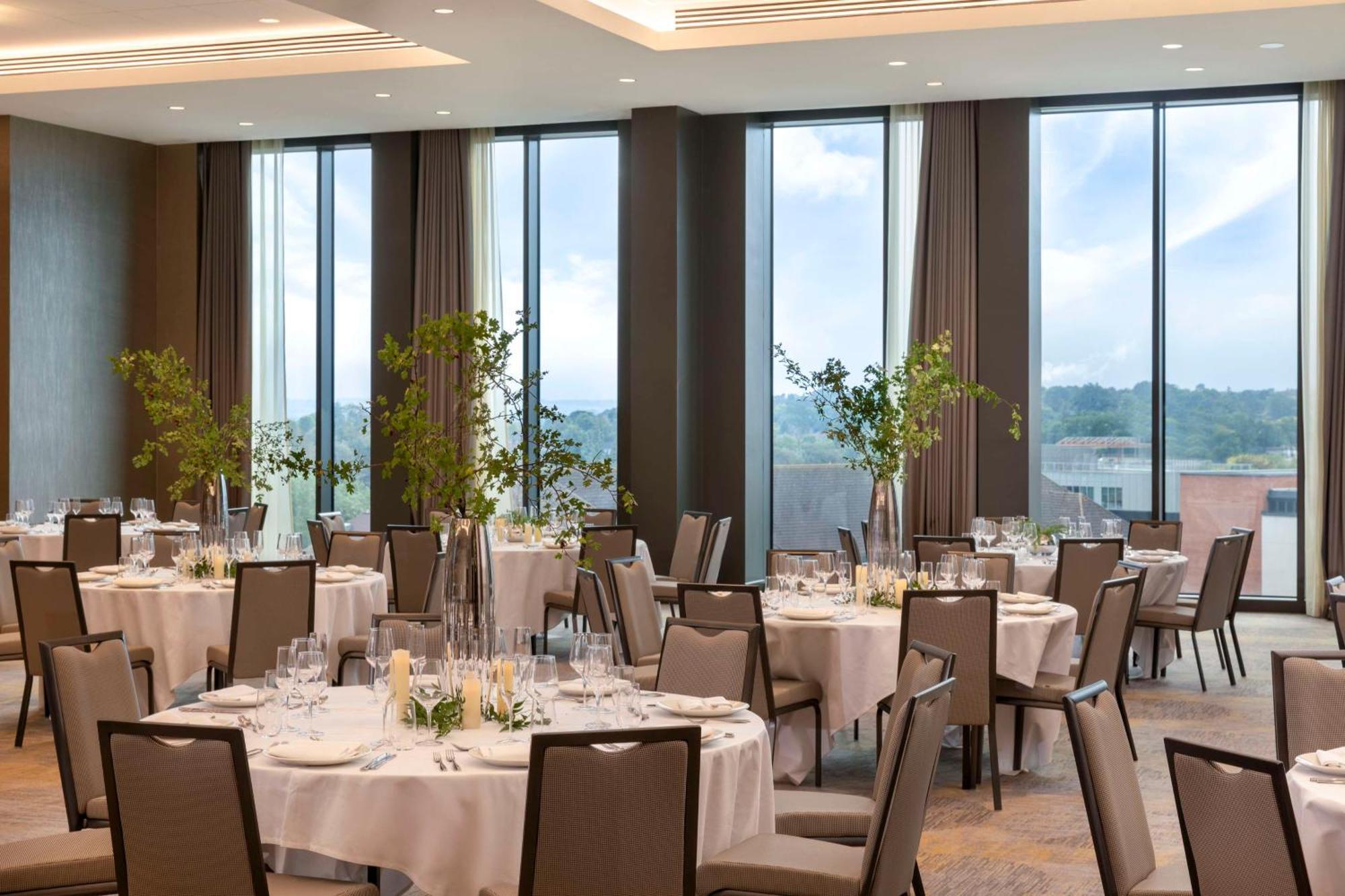 Hilton Woking 호텔 외부 사진
