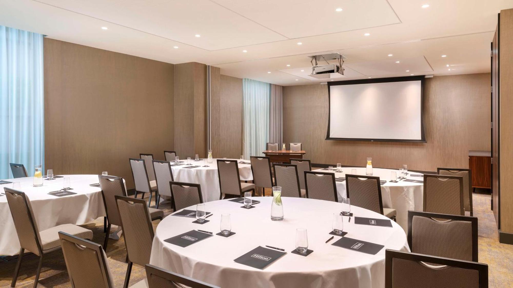 Hilton Woking 호텔 외부 사진