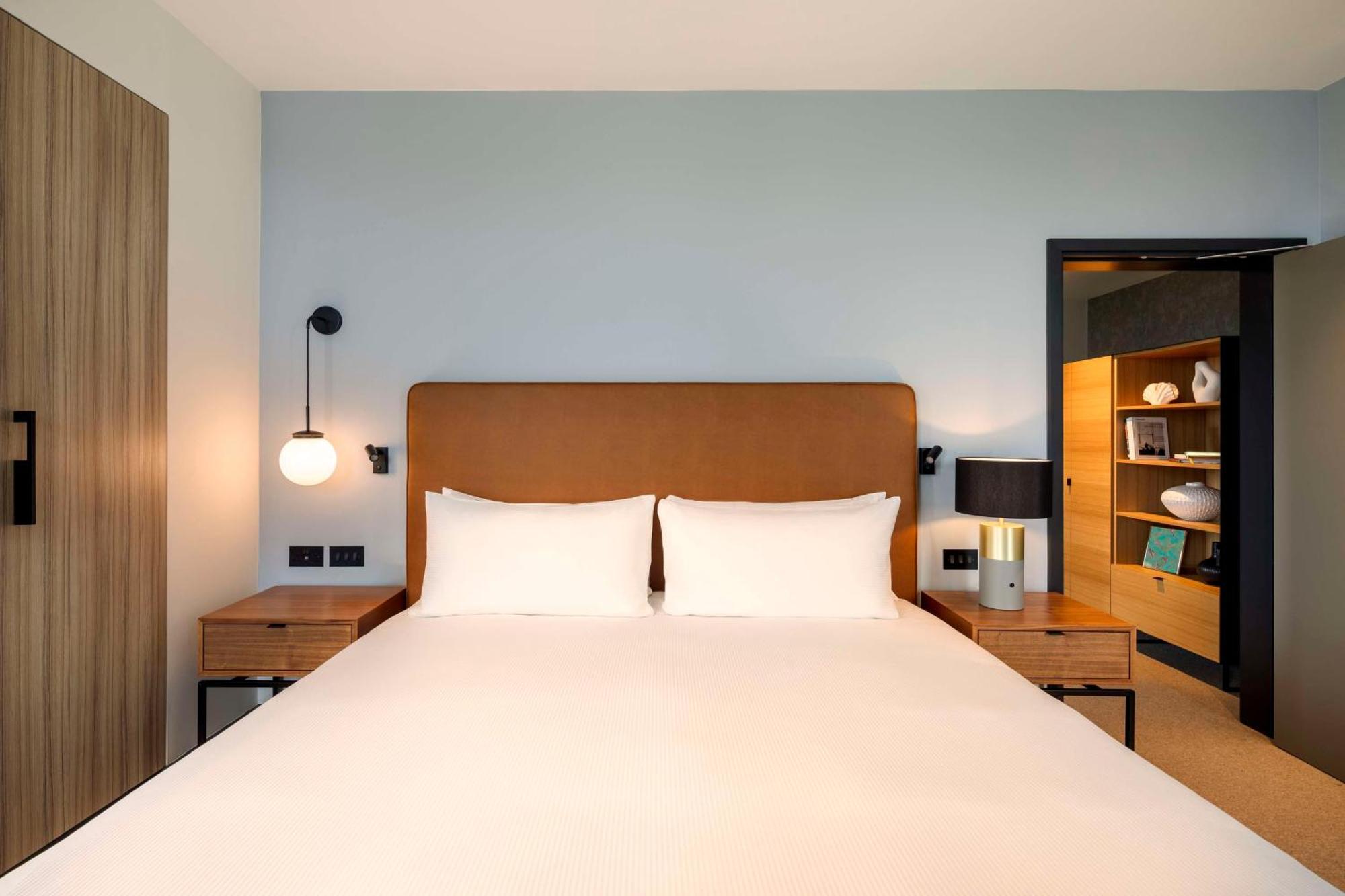 Hilton Woking 호텔 외부 사진