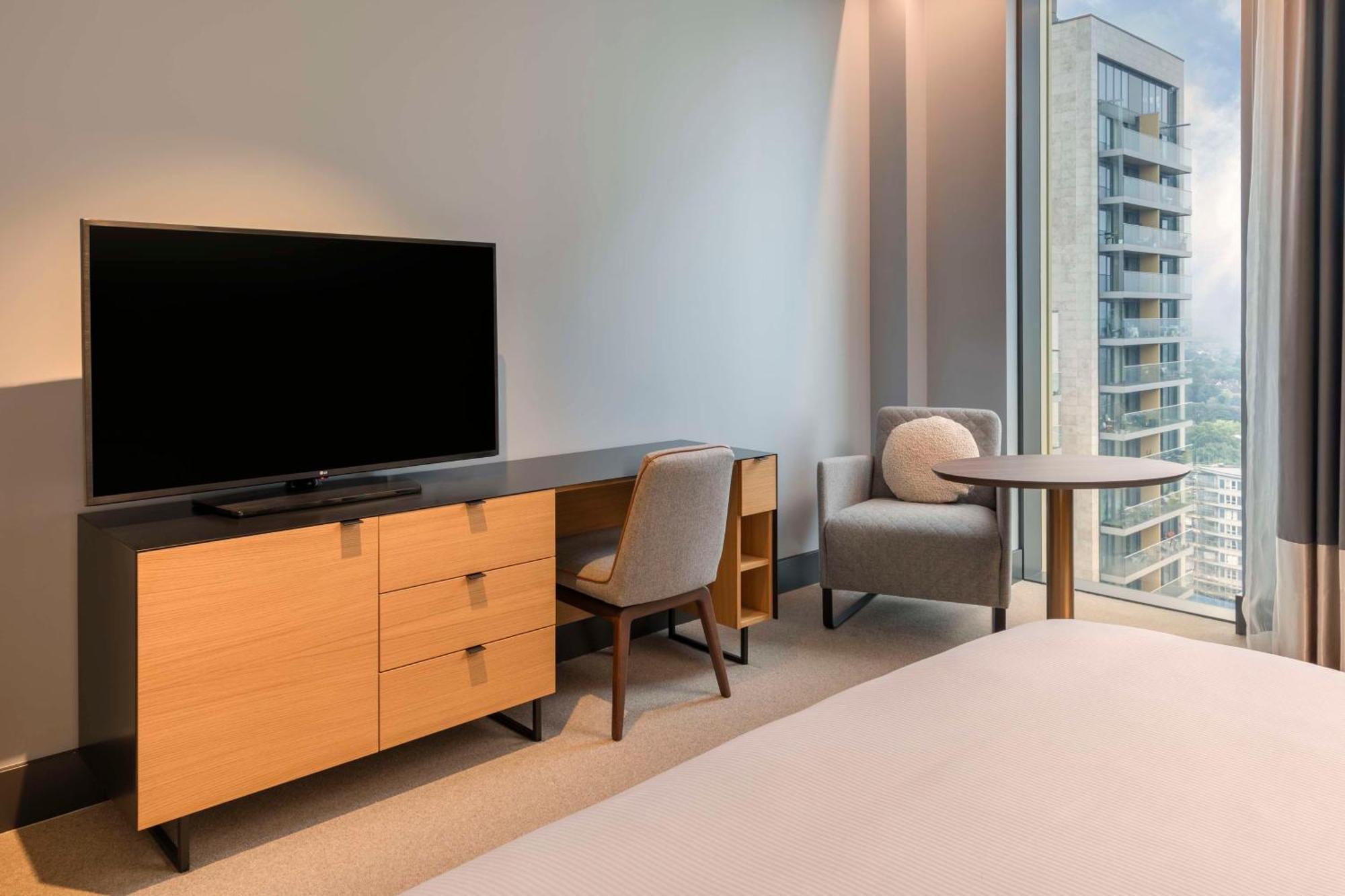 Hilton Woking 호텔 외부 사진