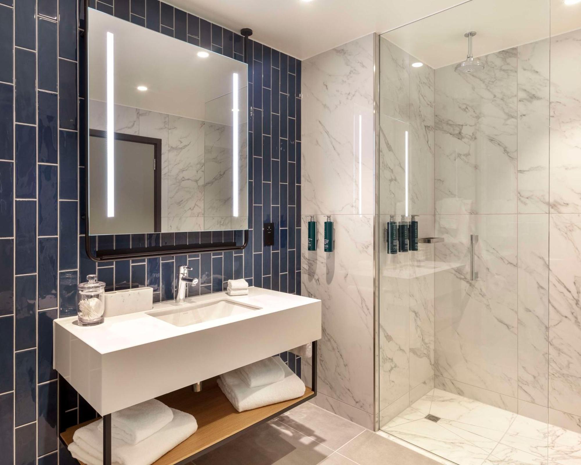 Hilton Woking 호텔 외부 사진
