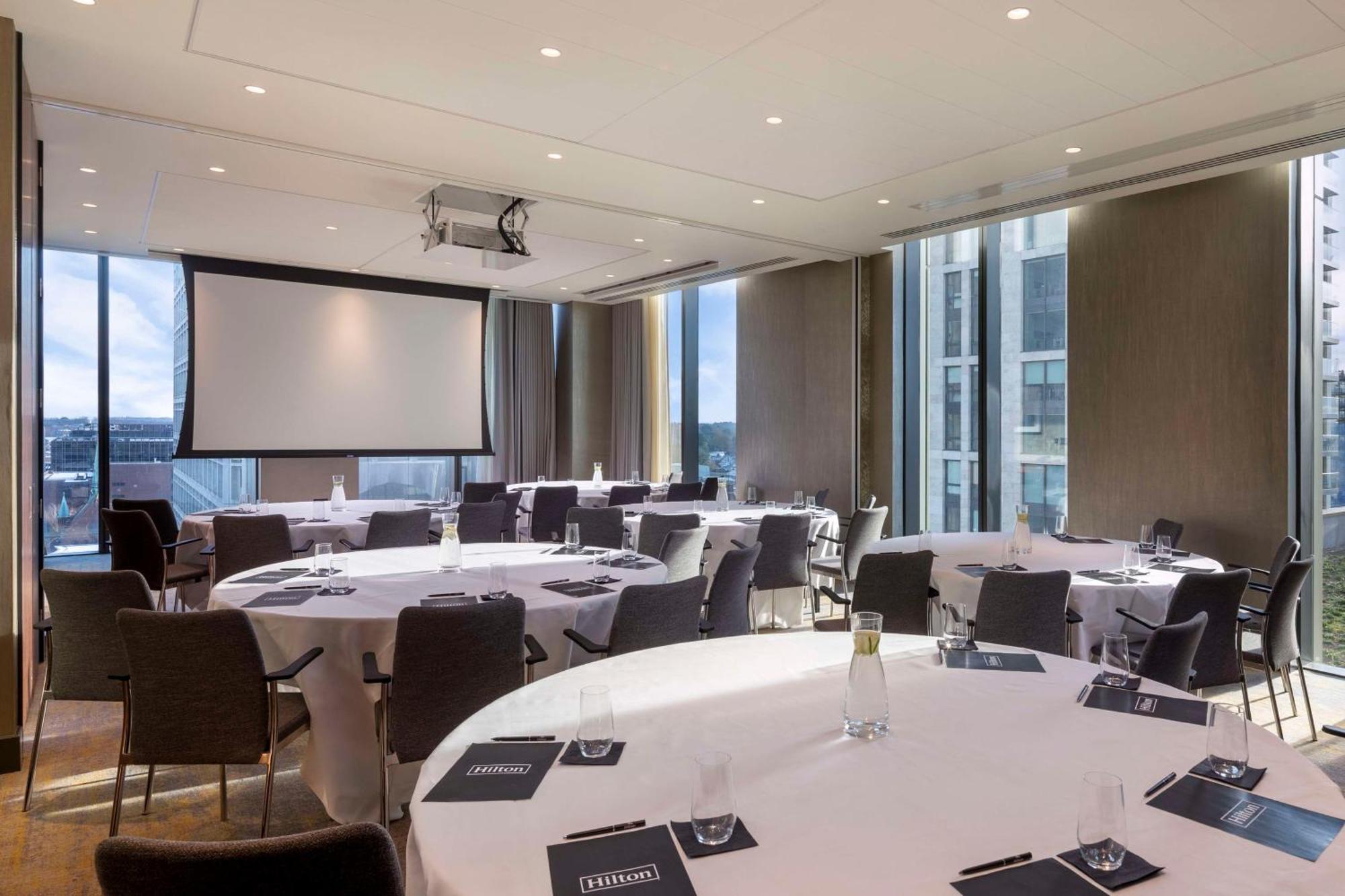 Hilton Woking 호텔 외부 사진