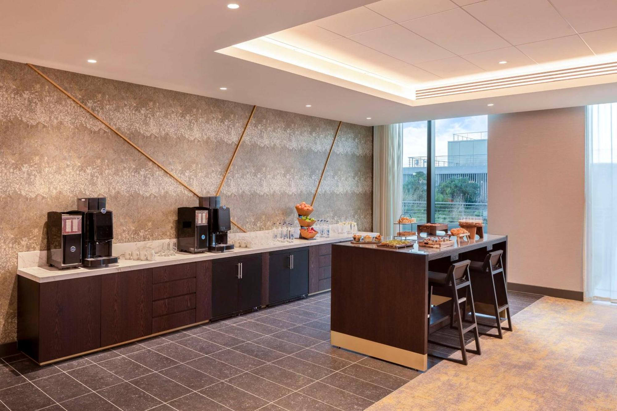 Hilton Woking 호텔 외부 사진