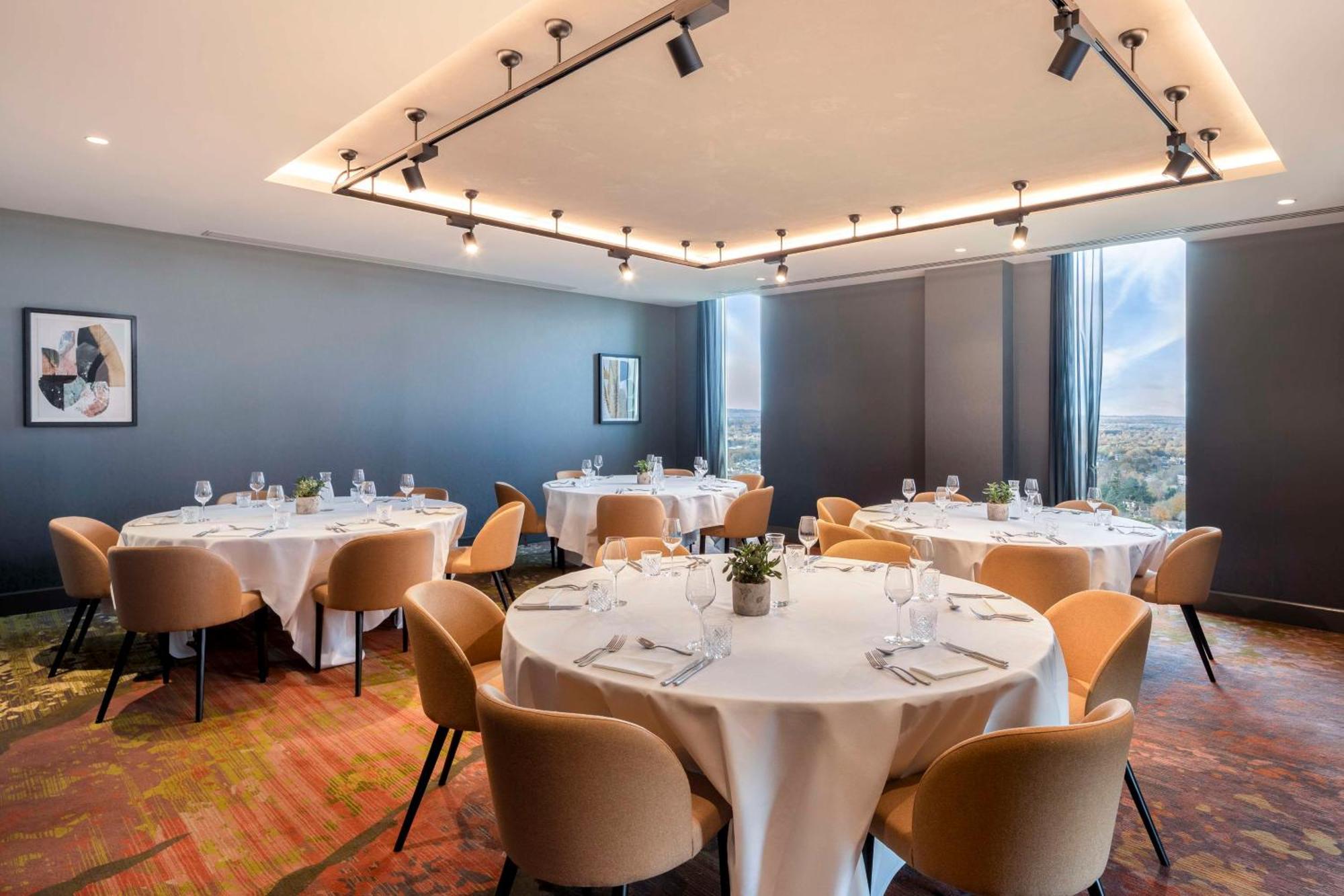 Hilton Woking 호텔 외부 사진